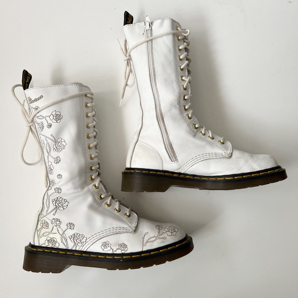 Vintage Dr. Martens 14 Hole Lace Up Tall Boots 7 White Rose Etched Leather Docs - Picture 4 of 13